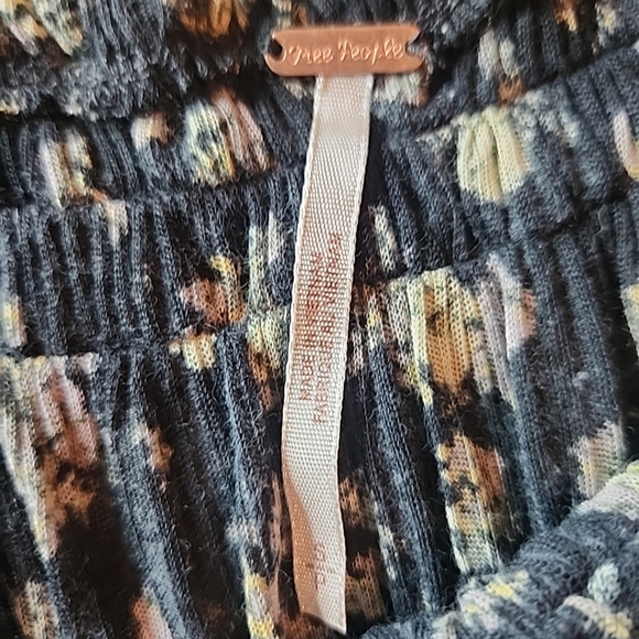 FREE PEOPLE Women’s Black Floral Smocked Short Sleeve Off The Shoulder Top Sz S - Picture 11 of 11